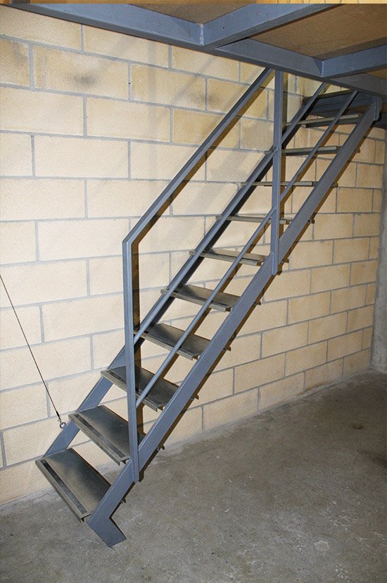 escalera_de_hierro_replegable_mediante_sistema_de_poleas.jpg