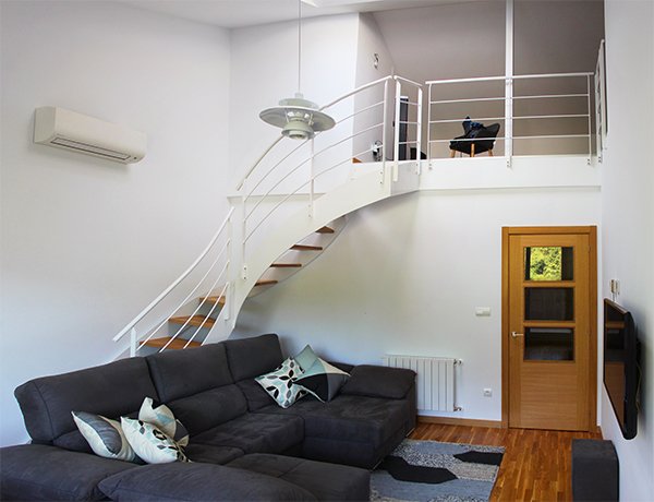escalera_en_urretxu_zumarraga_para_duplex_lacada_en_blanco_especialistas_en_escaleras.jpg