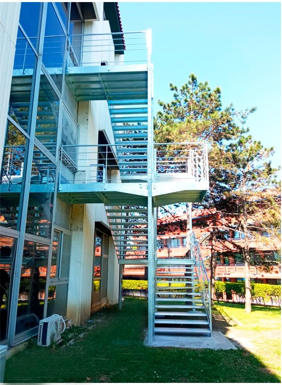 escalera_exterior_de_acero_galvanizado_de_emergencia_en_biarritz.jpg