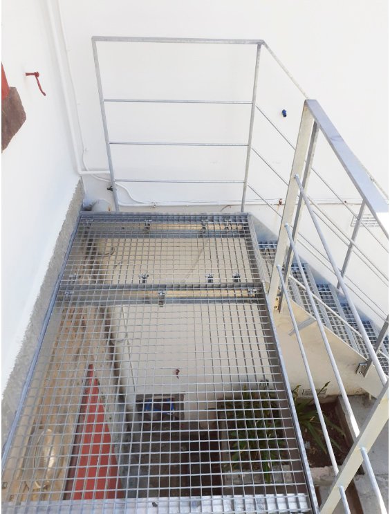 escalera_exterior_en_acero_galvanizado_y_estructura_metalica.jpg