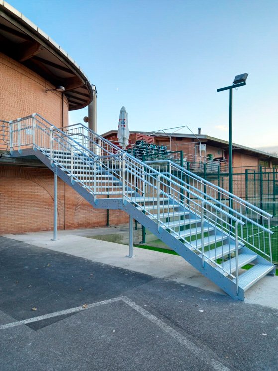 escalera_exterior_para_el_polideportivo_de_orio_acero_galvanizado.jpg