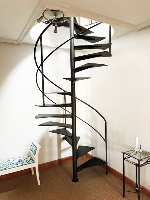 escalera_helicoidal_metalica_en_vitoria_gasteiz_araba_para_espacios_reducidos.jpg