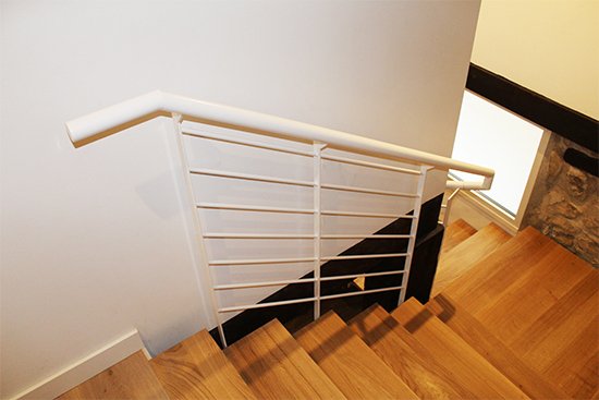 escalera_interior_con_barandilla_de_acero_para_casa_rural.jpg