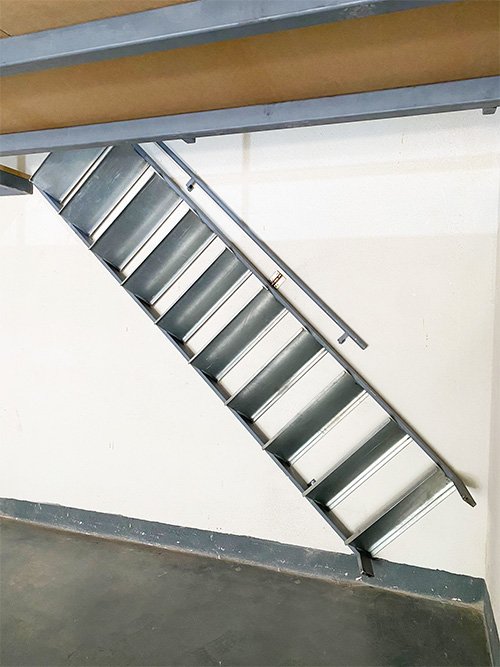 escalera_lateral_articulada_para_entreplanta_metalica_garajes_profundos.jpg