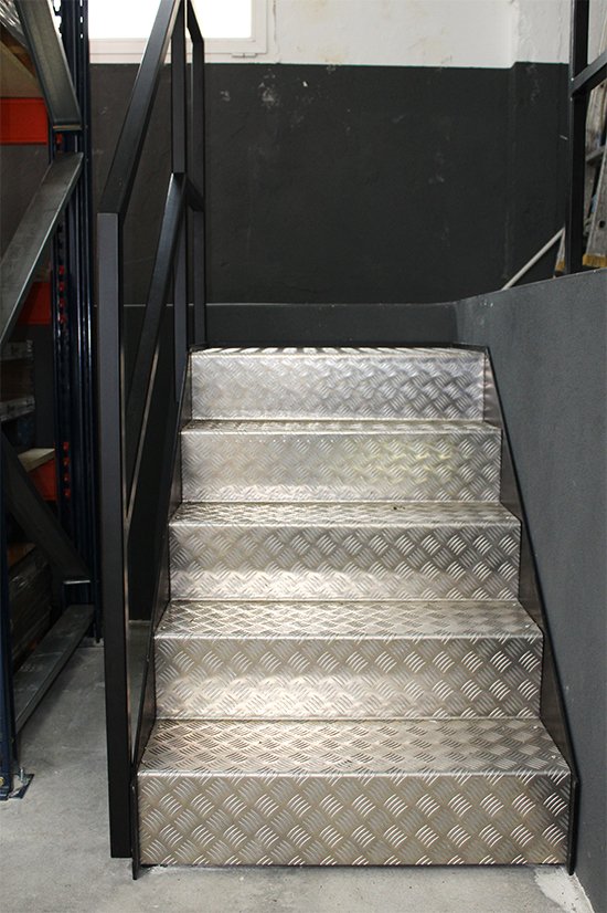 escalera_metalica_barata_para_uso_industrial_en_gipuzkoa.jpg
