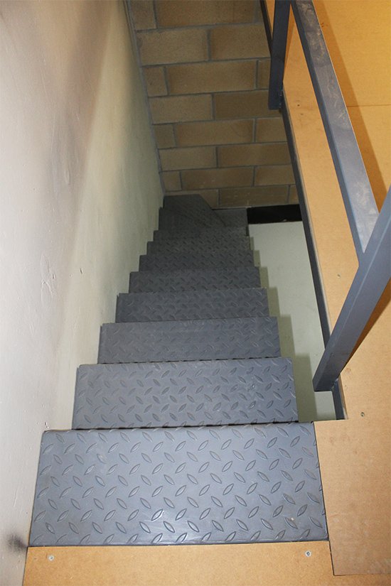 escalera_metalica_con_chapa_damero_en_hernani_gipuzkoa.jpg