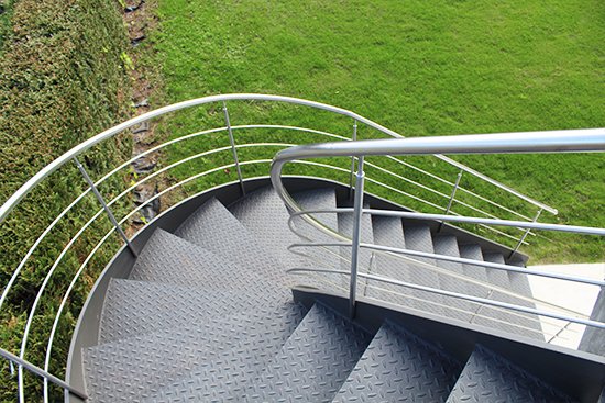 escalera_metalica_de_acceso_a_terraza_en_san_sebastian.jpg