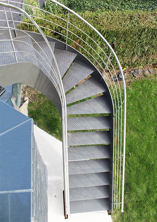 escalera_metalica_de_lujo_para_vivienda_en_san_sebastian.jpg