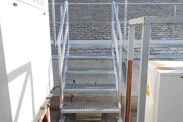 escalera_metalica_de_tramex_para_acceso_a_azotea_en_donostia.jpg