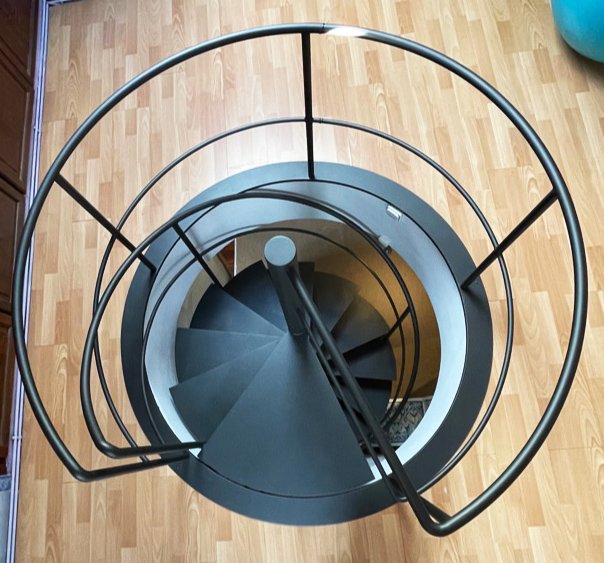 escalera_metalica_helicoidal_en_gasteiz_vitoria_araba_en_espacios_reducidos.jpg