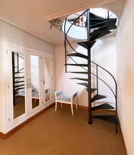 escalera_metalica_helicoidal_espacio_reducido_en_vitoria_gasteiz.jpg