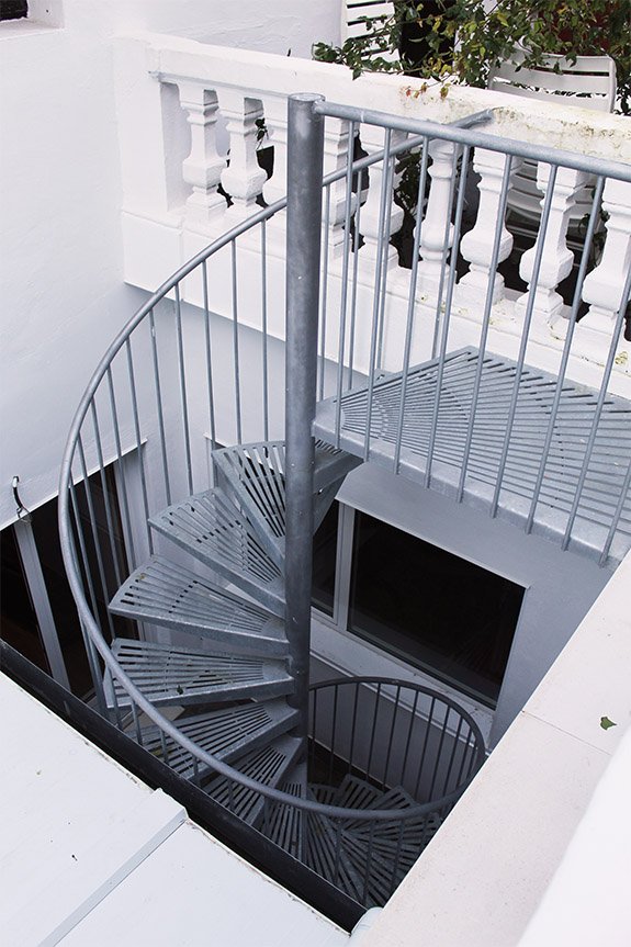 escalera_metalica_interior_de_acero_galvanizado_y_chapa_damero.jpg