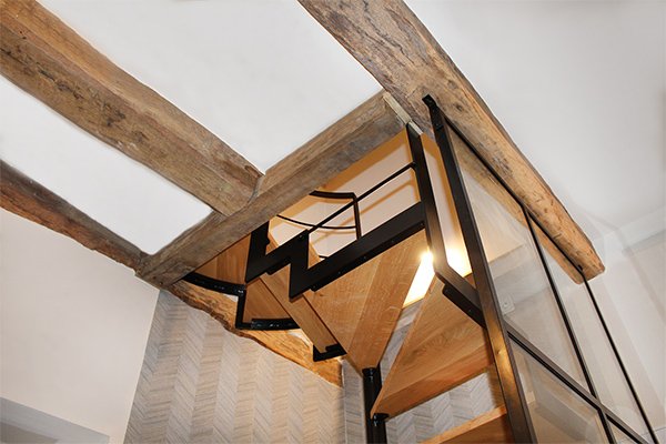 escalera_metalica_para_entorno_rustico_con_metal_y_madera_navarra_nafarroa.jpg