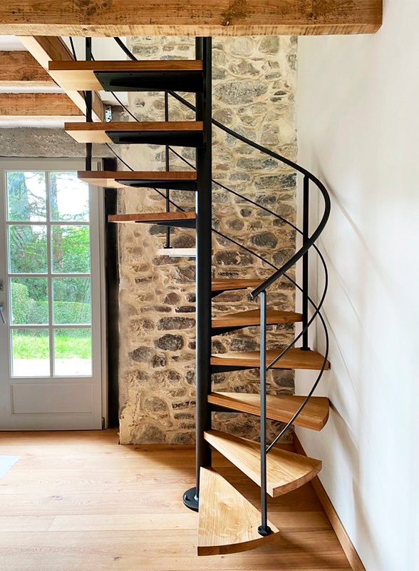 Escalera modelo “Saint Jean de Luz”: estructura helicoidal lacada en negro forja.