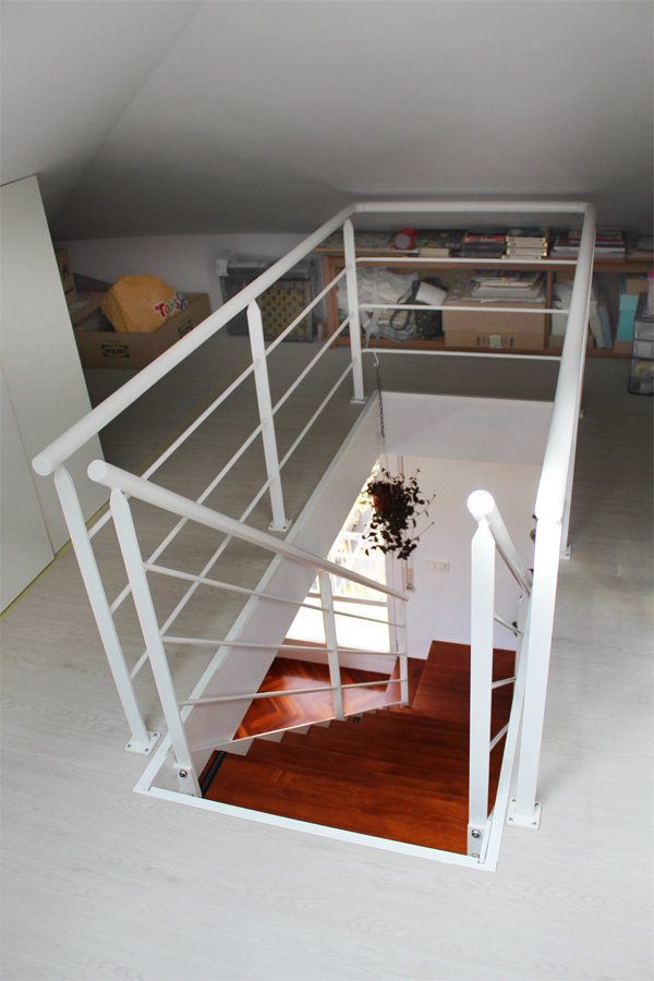 escalera_modelo_latxunbe_en_hernani_gipuzkoa_donostia_con_barandillas_blancas.jpg