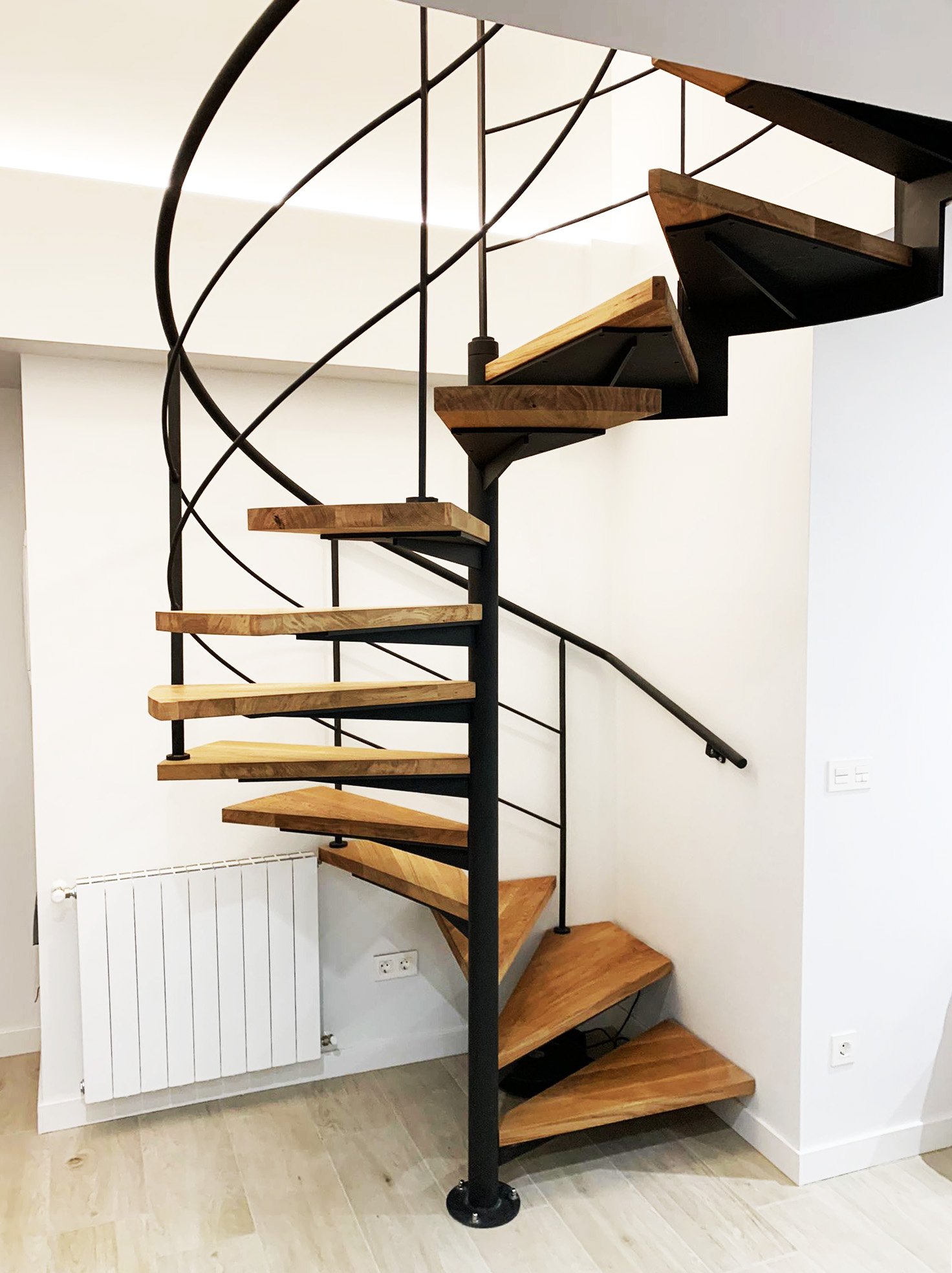 escalera_modelo_oiartzun_de_metal_y_madera_con_barandillas_de_acero_lacado.jpg