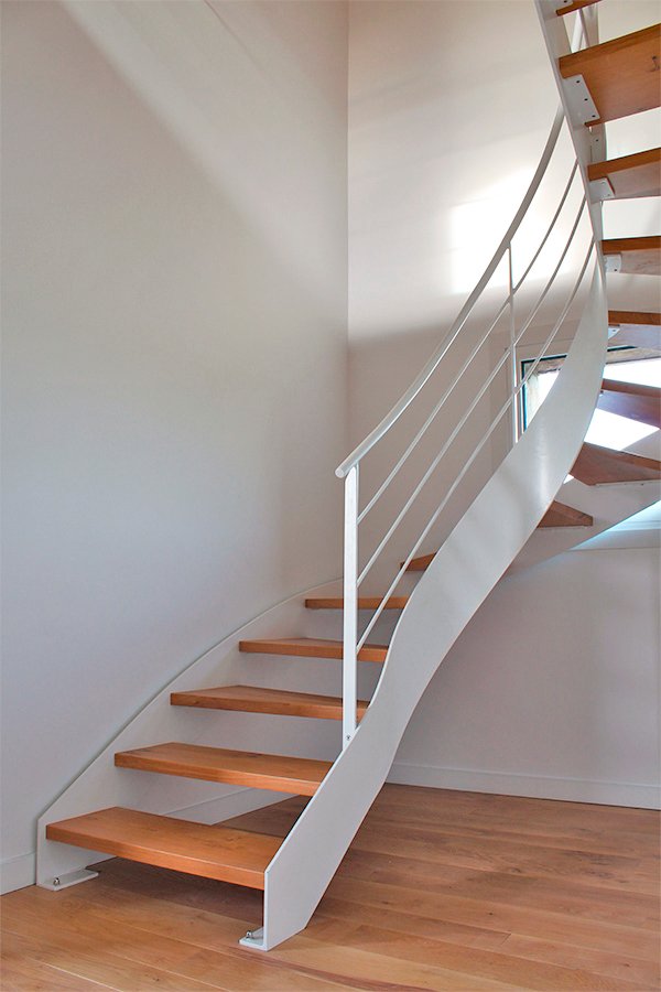 escalera modelo zizurkil. con estructura compensada y peldaños de madera