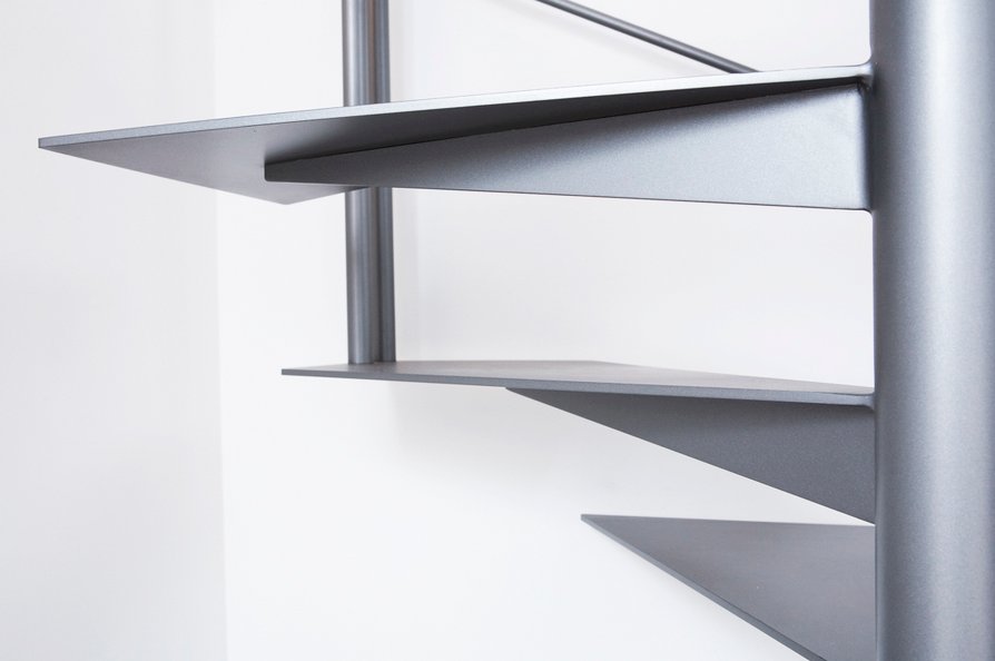 Escalera modelo “Loyola”: diseño minimalista para espacio reducido.