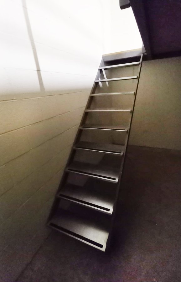 escalera_para_entreplanta_de_chapa_lisa_en_san_sebastian_donostia.jpg