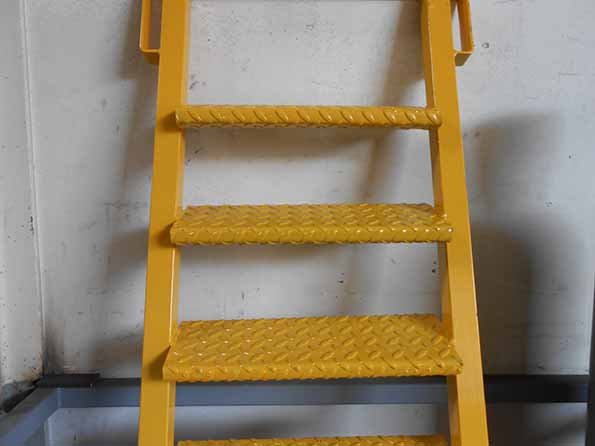 escaleras de hierro y rectas para interiores de pabellones industraiales de gipuzkoa