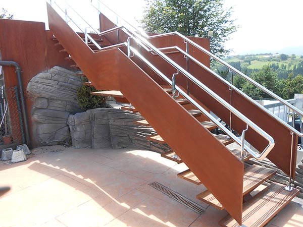 escalera_recta_con_descansillo_en_deba-zumaia-orio-zarautz-mutriku
