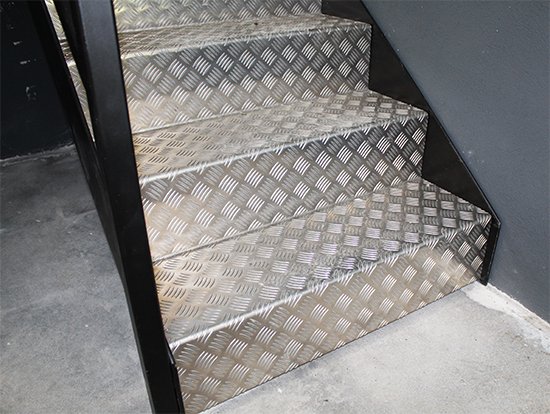 Escalera metálica para entorno industrial