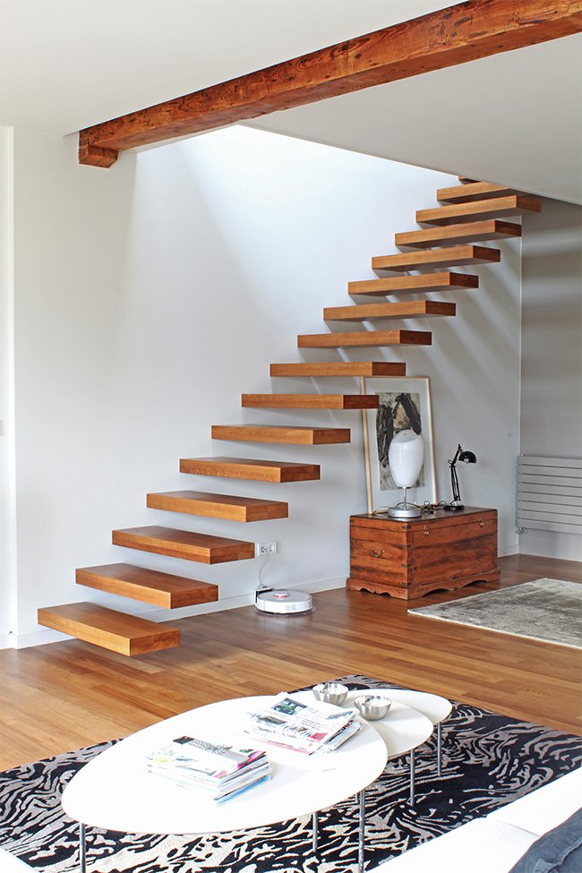 Escalera modelo “Prim” con peldaños suspendidos.