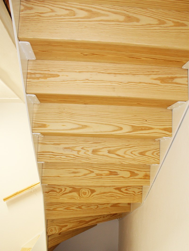 escaleras_con_huella_y_contrahuella_de_madera_en_san_sebastian_donostia.jpg