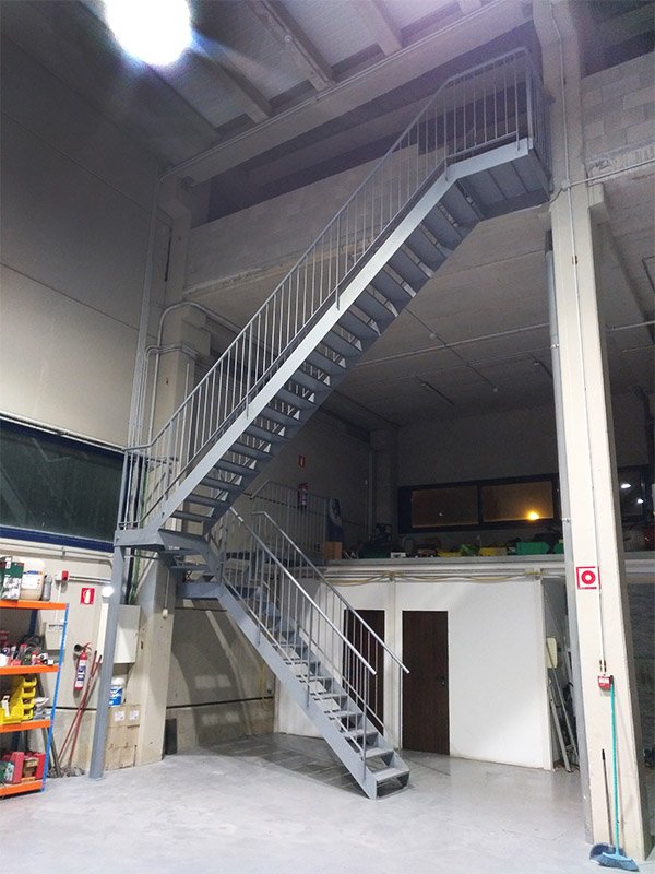 Escalera modelo «Pagatza»: para interior de pabellón industrial