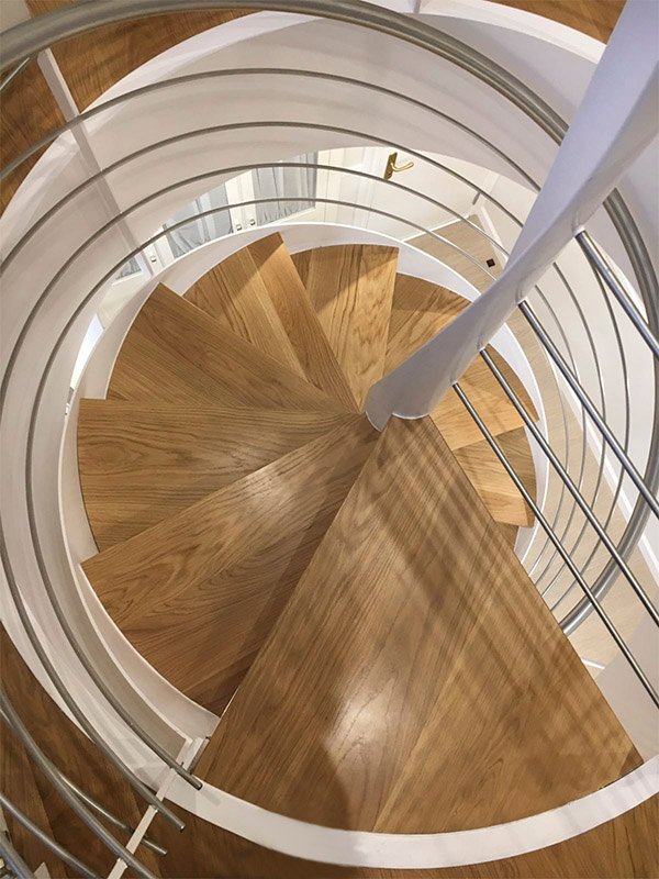 especialistas en escaleras de bilbao, helicoidal con cerco perimetral