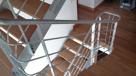 Escalera modelo «Zierbena»:  galvanizada en caliente para vivienda unifamiliar.