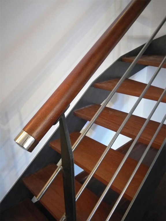 escaleras_de_madera_y_hierro_en_gernika_bizkaia.jpg