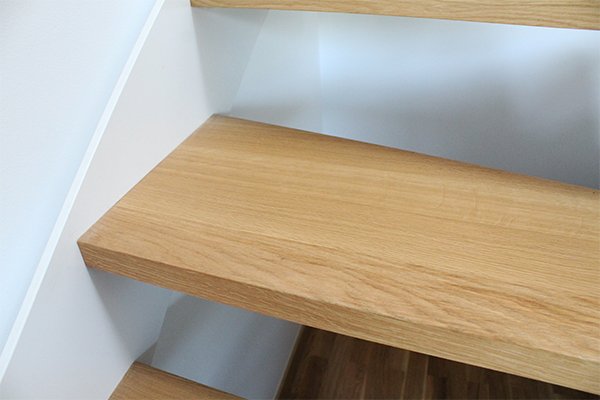 Escalera modelo “Urretxu”: peldaños compensados para aprovechamiento del espacio.