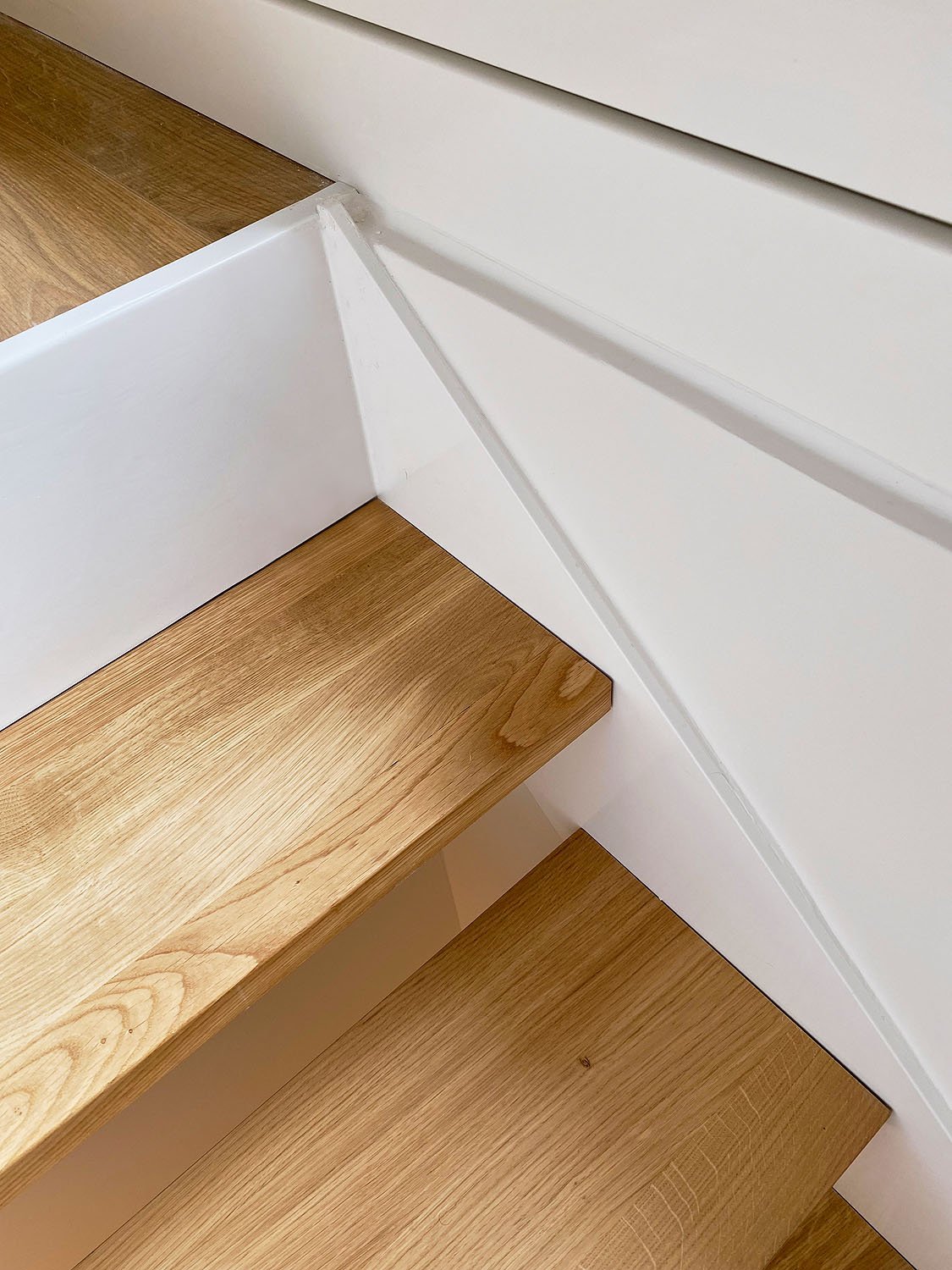 Escalera modelo “Andoain”: zancas laterales y peldaños de madera de roble francés.