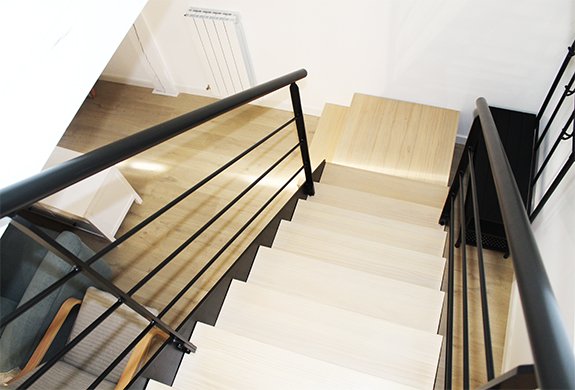 buscas pisos en el centro de san sebastian con escalera para acceso a la buhardilla