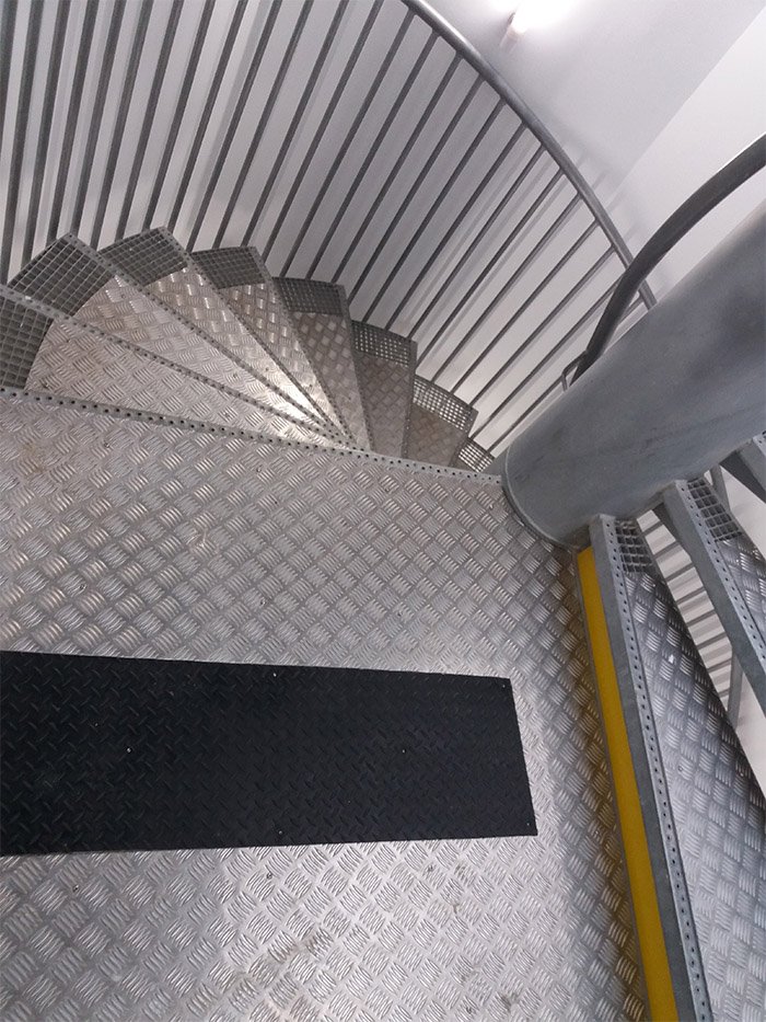 escaleras_en_acero_galvanizado_en_biarritz_gipuzkoa.jpg