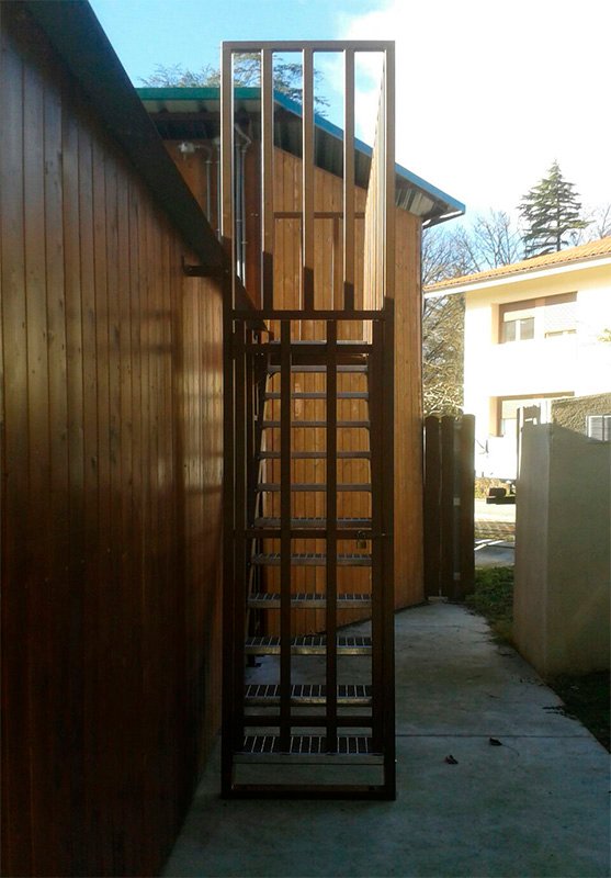 Estructura metálica “3 en 1”: escalera, puerta y cerramiento.
