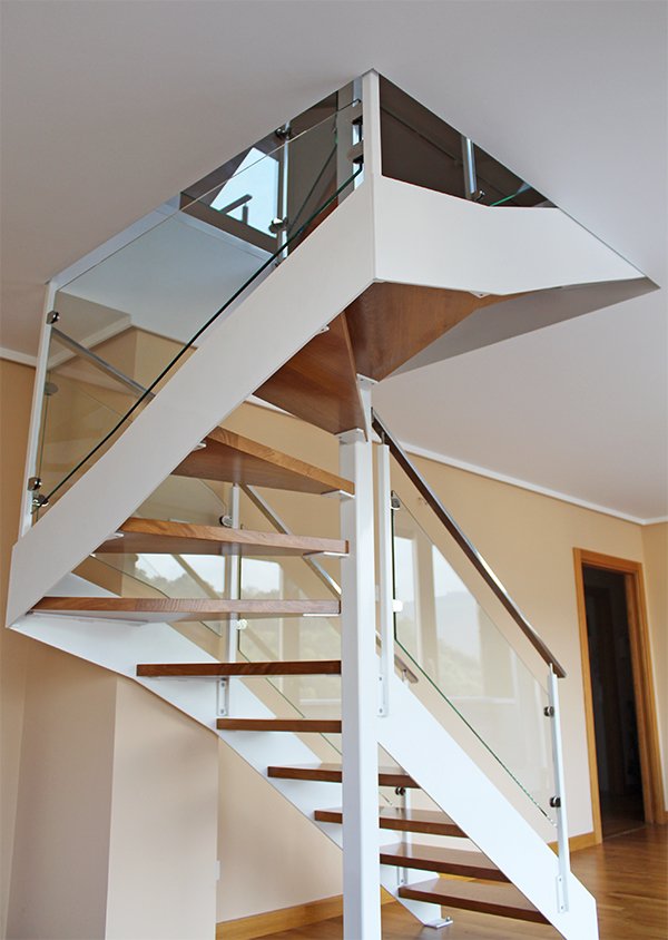 escaleras_en_barakaldo_de_estructura_compensada_y_lacada_en_blanco.jpg