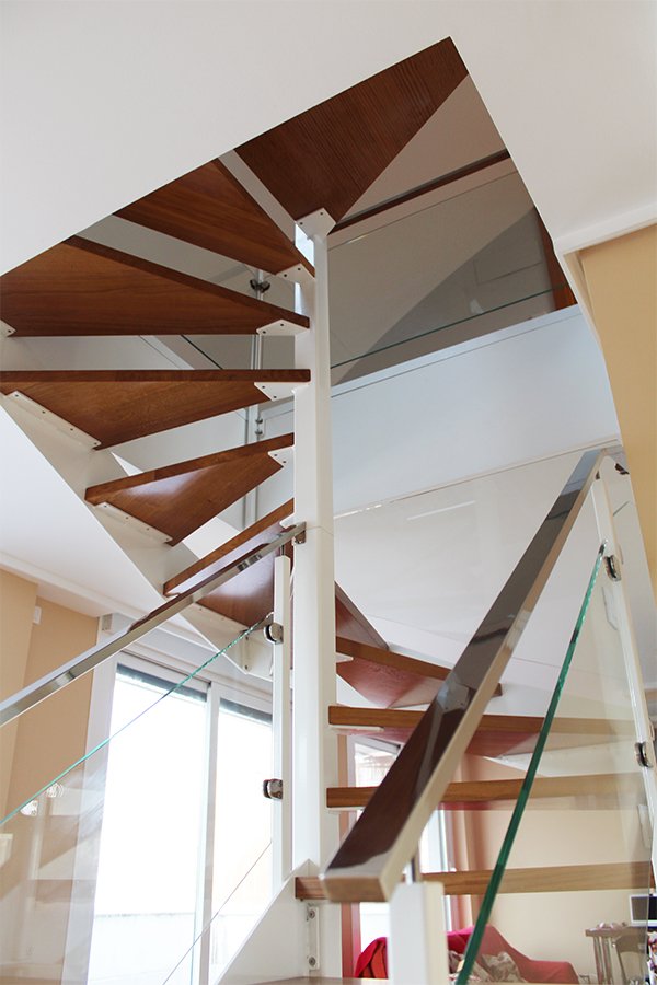 escaleras_en_barakaldo_para_acceso_a_duplex_con_pasamanos_de_acero_inoxidable.jpg