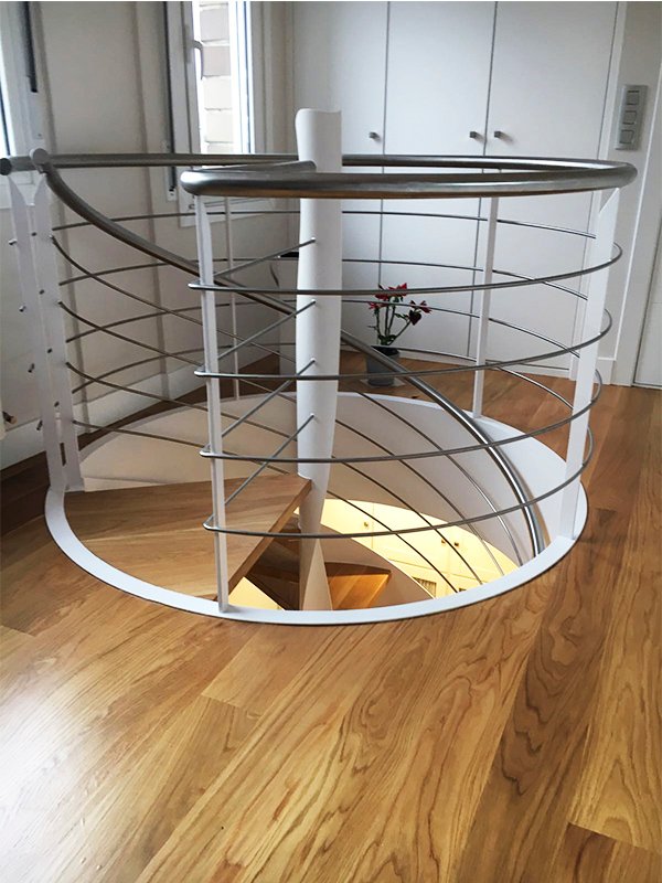 Escalera modelo “Bilbao”: escalera helicoidal con cerco superior perimetral en acero.