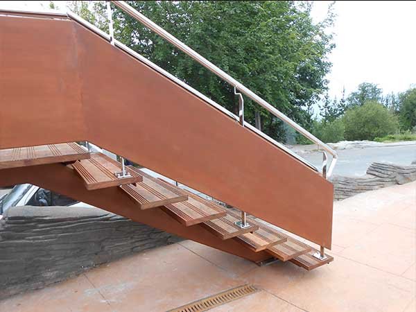 escaleras_de_acero_corten_con_barandillas_en_inox_en_deba-mutriku-zarautz-orio-zuaia