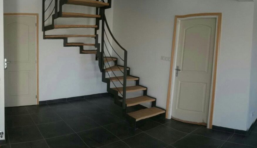Escalera modelo «Urrugne»: compensada en acero granallado y con peldaños de madera.