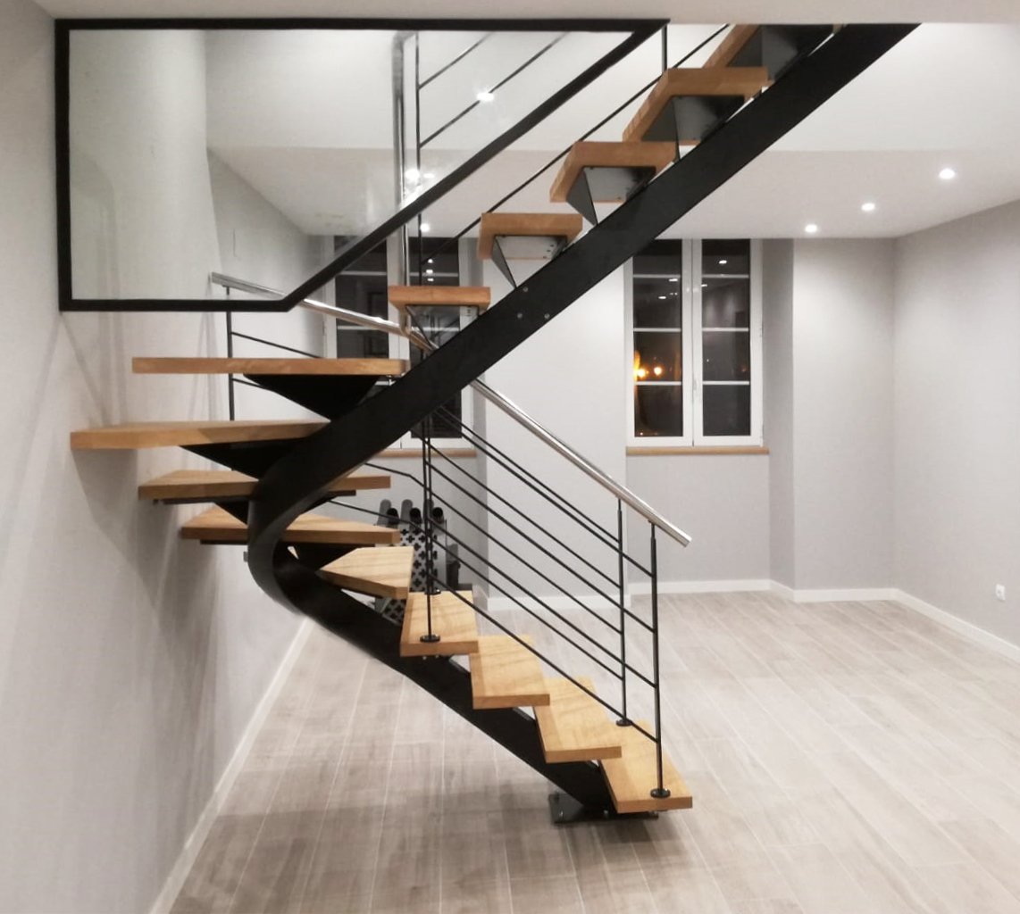 protecciones anticaida en escalera interior en pamplona navarra, con vidrio y a juego con el resto de elementos de la escalera metalica