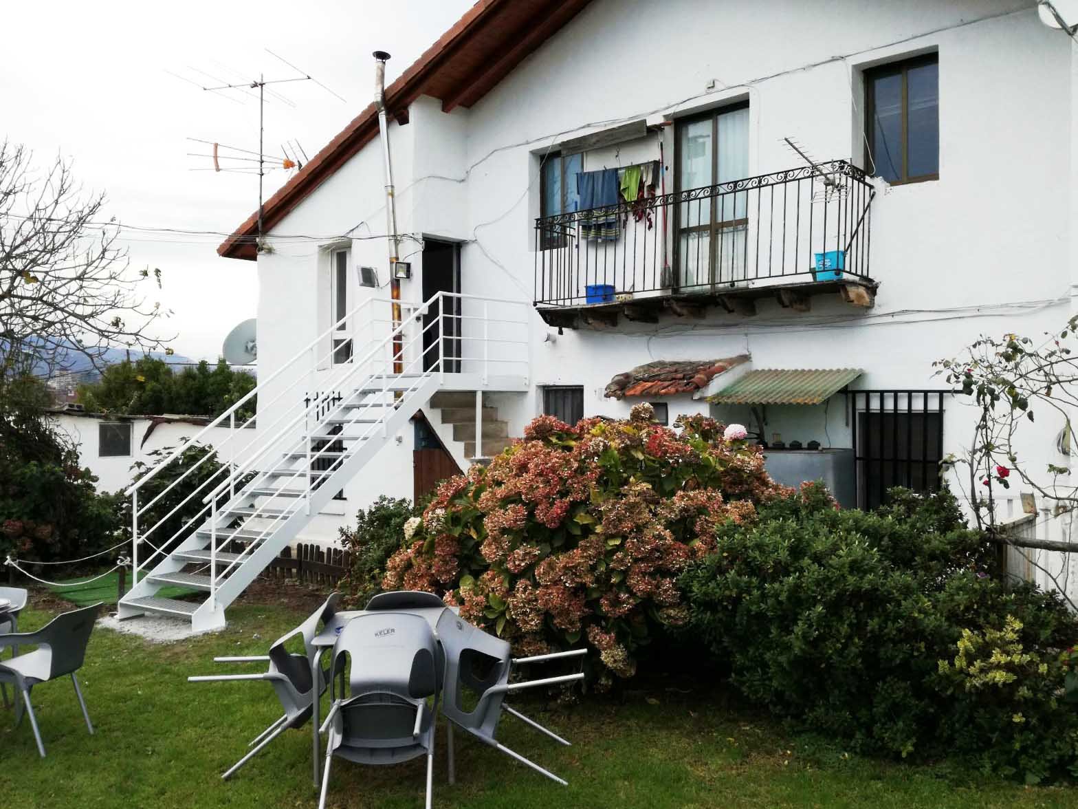 Escalera modelo «Erandio»: exterior para acceso a vivienda.