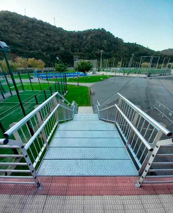Escalera modelo “Karela”: estructura de acero galvanizado para el polideportivo de Orio.