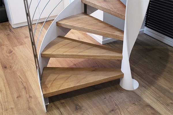 escaleras_helicoidales__con_peldaos_de_madera_de_roble_maciza_en_hendaye.jpg