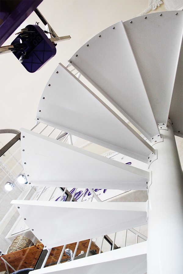 escaleras_helicoidales_en_acero_al_carbono_en_color_blanco_termolacadas_pintura.jpg