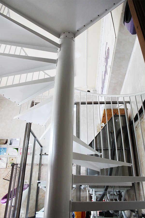 escaleras_helicoidales_segun_normativa_para_locales_comerciales.jpg