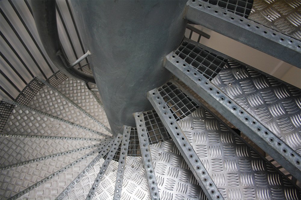 escaleras_interiores_en_acero_galvanizado_en_biarritz.jpg