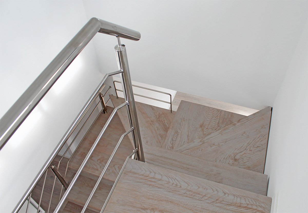 escaleras_interiores_en_miranda_de_ebro_con_barandilla_acero_inoxidable.jpg